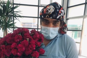 Javier Sandoval Codoni, con flores como las que han adornado la residencia de mayores de Roquetas.