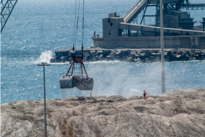 Una de las fotografías que Muévete por Carboneras ha presentado como prueba de que "no se están empleando cañones nebulizadores" en el puerto.