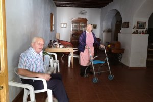 Paca Romero -junto a Antonio Velasco- ha abierto este sábado por primera vez  en mucho tiempo la puerta de su casa en Terque a la calle