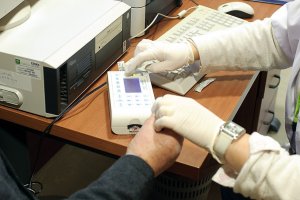 El sistema flash facilita una información más completa sobre el nivel de glucosa y reduce la frecuencia de punciones en los dedos.