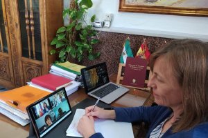 La alcaldesa de Huércal-Overa, Francisca Lourdes Fernández, durante la jornada formativa.