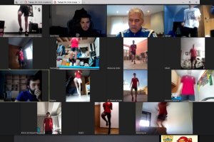 Pepe Morales con los futbolistas del Juvenil C rojiblanco.