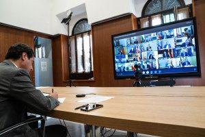 El presidente de la Junta, Juanma Moreno, participa por vía telemática en la reunión con el presidente del Gobierno y los presidentes autonómicos.