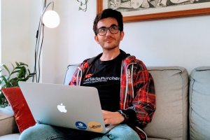 Carlos J. Vives desde uno de los rincones de su casa, donde pasa la cuarentena. Foto de C. V.