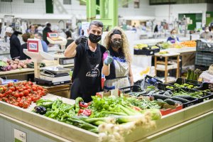 Responsables de Frutas Gómez, en el Mercado de Los  Ángeles.