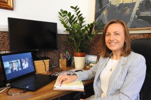 La Alcaldesa y el concejal de Comercio mantienen una videoconferencia con la Presidenta de la Asociación de Comerciantes.