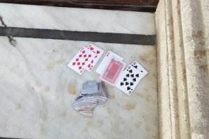 Cartas y espejo en la puerta de San Sebastián.