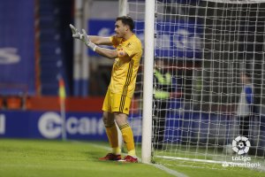 Fernando coloca la barrera en el partido ante el Lugo en el Anxo Carro.