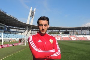 Aguza posa para LA VOZ en la hierba del Estadio de los Juegos Mediterráneos.