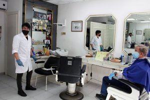 Manolo Salado, el peluquero de la Avenida de Pablo Iglesias, volvió al trabajo tras un mes y medio de ausencia.