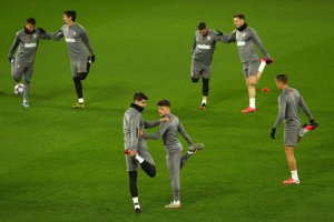 Los jugadores del Atléti calientan antes de un partido.