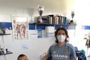 Los jugadores del equipo maño cumpliendo con el protocolo de la Liga.