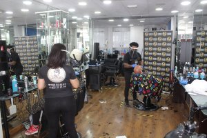 Numerosos clientes esperaban su turno en Carlos King Peluqueros.