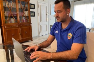 Diego Portugal, coordinador de los servicios médicos del club, trabajando desde su casa.