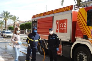 La alcaldesa junto a efectivos de bomberos.