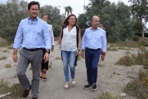 Imagen de archivo de una visita del alcalde, Francisco Góngora, al terreno donde se construirá el instituto de Almerimar.