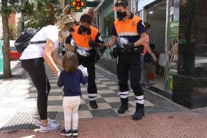 Reparto de mascarillas en la Avenida Juan Carlos I.