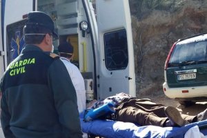 Imagen remitida por la Guardia Civil de la asistencia al trabajador herido en Tabernas.