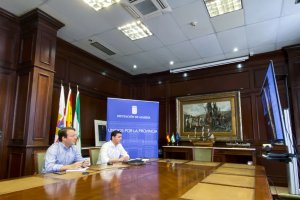 Videoconferencia entre el presidente de la Diputación, Javier A. García, y el diputado de Turismo, Fernando Giménez, y responsables de Playa Senator