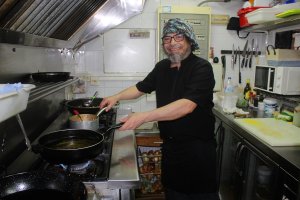 Cocinero preparando para llevar a domicilio o recoger