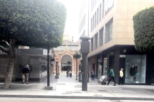 El centro de la ciudad empieza a desperezarse, aunque hay todavía muchos comercios cerrados.