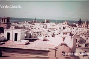 El recordado abogado almeriense Fausto Romero contaba que esta foto que él captó  tenía un extraño objeto que a la izquierda.