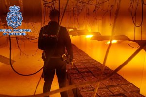 Un agente de la Policía Nacional en el interior de la vivienda en La Chanca.