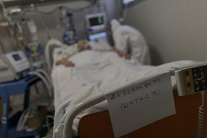Personal sanitario protegido atiende a un paciente en la UCI del Hospital Infanta Sofía en San Sebastián de los Reyes.