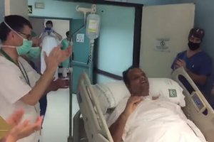El doctor Munir recibió el alta de la UCI el domingo.