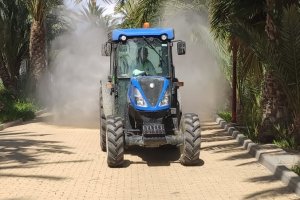 El concejal realizando la labor de desinfección con el tractor.