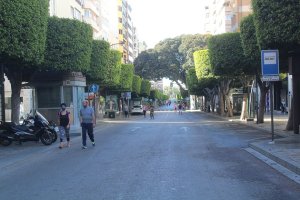 El Paseo de Almería en una jornada dominicial \'abierto\' a los peatones.