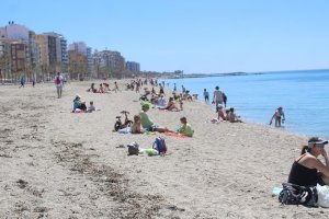 Imagen de la playa de la capital tras el inicio de la desescalada.