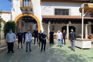 Equipo de trabajo en el patio de Casa Rafael