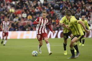 Iván Balliu en una jugada del partido en el Mediterráneo ante el Zaragoza.