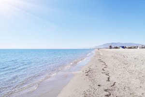 El Playazo de Vera, una de las playas más extensas y con mayor afluencia de visitantes del Levante.