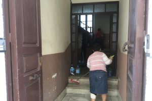 La limpieza, la higienización y el aseo personal y de las dependencias domésticas se han extremado en estos días. Portal en General Tamayo.