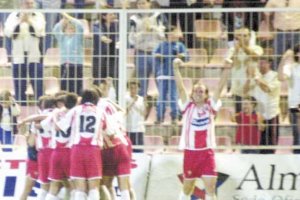 Celebración del Almería tras el golazo de Moreno.