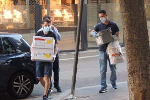 Los médicos del Almería con los test en el Paseo.