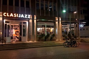 Fachada de la Sala Clasijazz, en el barrio de Oliveros.