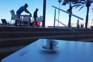 Uno de los primeros cafés servidos este lunes en el paseo marítimo, en concreto en Duque de Mar.