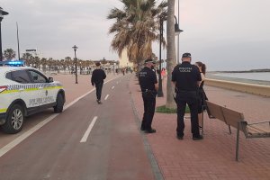 Patrulla en el Paseo Marítimo de Adra.