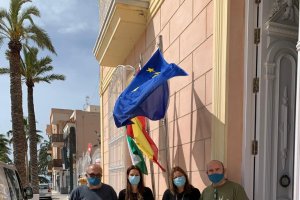 Empresarios del municipio recogiendo su material sanitario en las oficinas municipales.