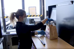 Se adoptarán medidas de seguridad como mamparas separadoras o cajones especiales para entregar los pedidos.