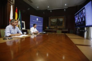 Presidente (al fondo) y vicepresidente durante la reunión con representantes sindicales.