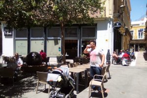 Almerienses disfrutando del primer día de las terrazas en el centro