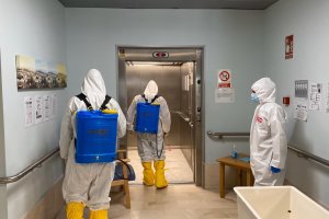 Desinfección en una residencia de ancianos.
