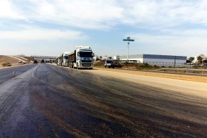 La capa de rodadura ya se puede ver en la calzada inquierda.