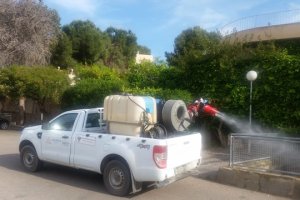 Un vehículo, fumigando zonas verdes en el municipio de Mojácar.