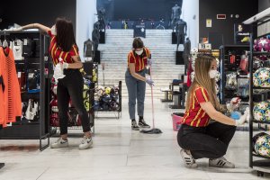 Las dependientas de una tienda de deportes de Roma se preparan antes de abrir.