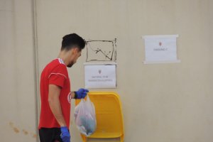 Juan Ibiza deposita su ropa en el cubo.
